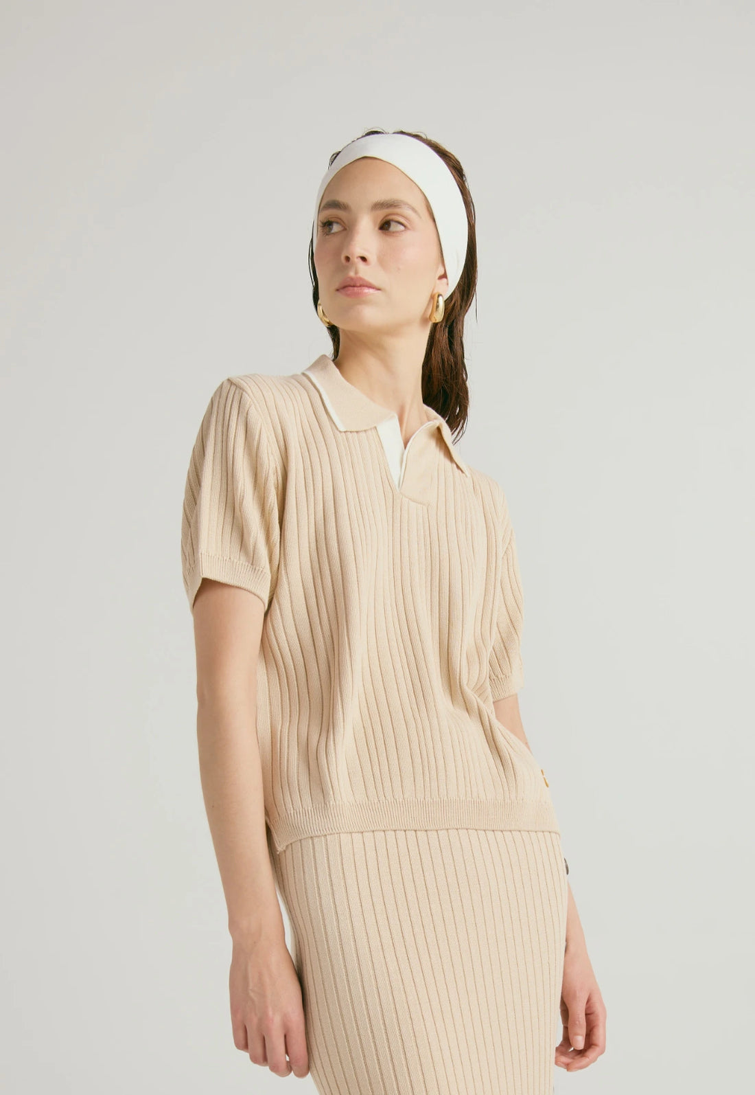 Shirt Brittany de Giive: Camiseta tipo polo para mujer con escote en V y diseño moderno en tejido canal desigual.