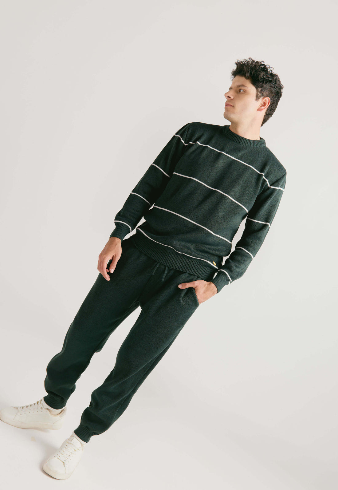 Set Suéter Andrew para hombre en punto grueso acanalado con diseño de líneas horizontales delgadas, cuello redondo y ribetes en puños y bajo. y Pantalón tipo jogger para hombre, tejido en hilo, con bolsillos laterales y cintura elástica ajustable.