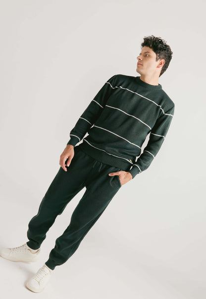 Set Suéter Andrew para hombre en punto grueso acanalado con diseño de líneas horizontales delgadas, cuello redondo y ribetes en puños y bajo. y Pantalón tipo jogger para hombre, tejido en hilo, con bolsillos laterales y cintura elástica ajustable.