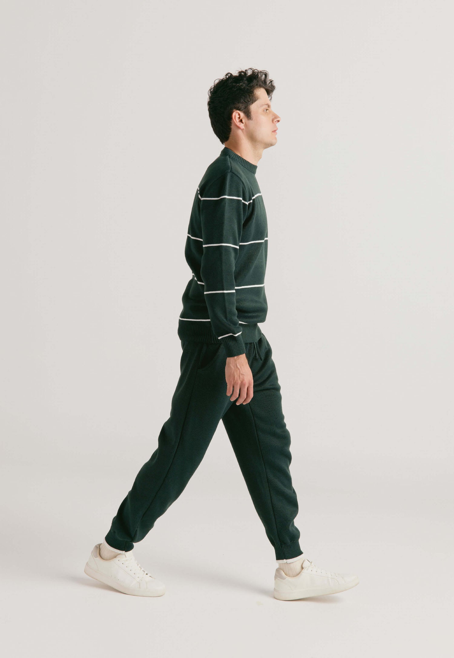 Set Suéter Andrew para hombre en punto grueso acanalado con diseño de líneas horizontales delgadas, cuello redondo y ribetes en puños y bajo. y Pantalón tipo jogger para hombre, tejido en hilo, con bolsillos laterales y cintura elástica ajustable.
