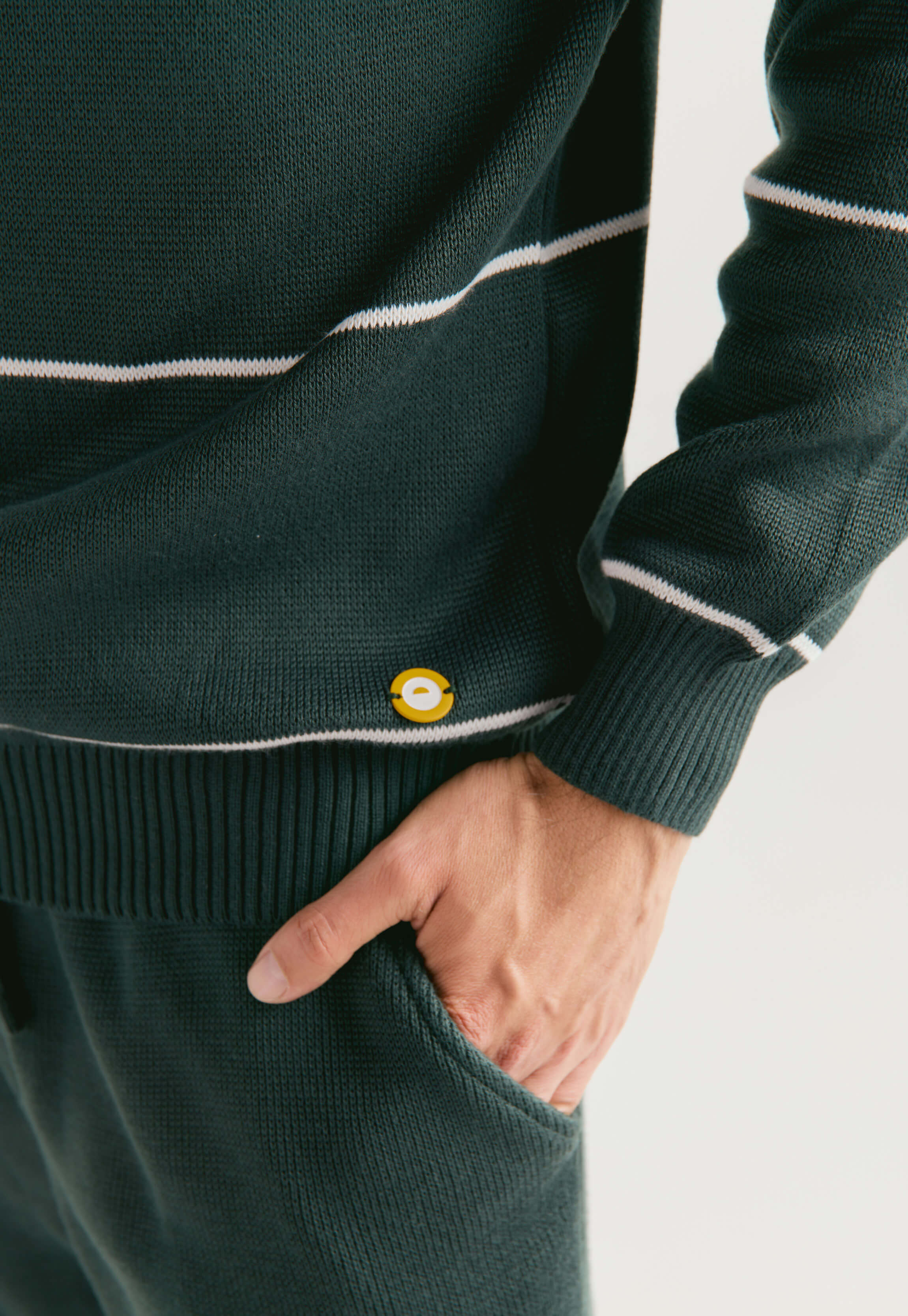 Set Suéter Andrew para hombre en punto grueso acanalado con diseño de líneas horizontales delgadas, cuello redondo y ribetes en puños y bajo. y Pantalón tipo jogger para hombre, tejido en hilo, con bolsillos laterales y cintura elástica ajustable.
