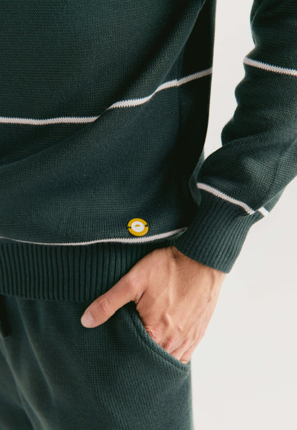 Set Suéter Andrew para hombre en punto grueso acanalado con diseño de líneas horizontales delgadas, cuello redondo y ribetes en puños y bajo. y Pantalón tipo jogger para hombre, tejido en hilo, con bolsillos laterales y cintura elástica ajustable.
