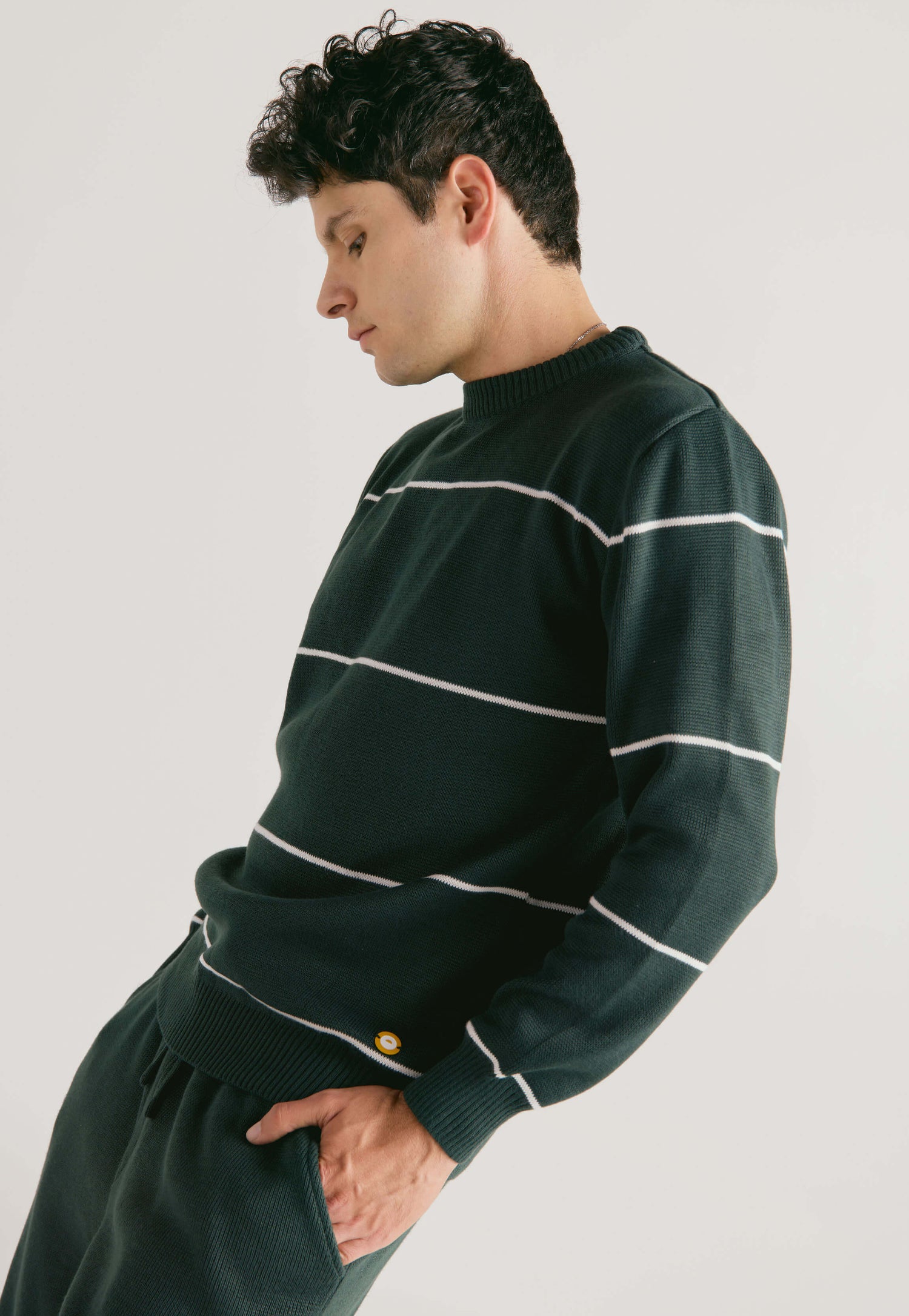 Set Suéter Andrew para hombre en punto grueso acanalado con diseño de líneas horizontales delgadas, cuello redondo y ribetes en puños y bajo. y Pantalón tipo jogger para hombre, tejido en hilo, con bolsillos laterales y cintura elástica ajustable.