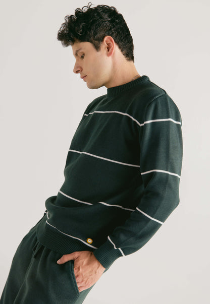 Set Suéter Andrew para hombre en punto grueso acanalado con diseño de líneas horizontales delgadas, cuello redondo y ribetes en puños y bajo. y Pantalón tipo jogger para hombre, tejido en hilo, con bolsillos laterales y cintura elástica ajustable.