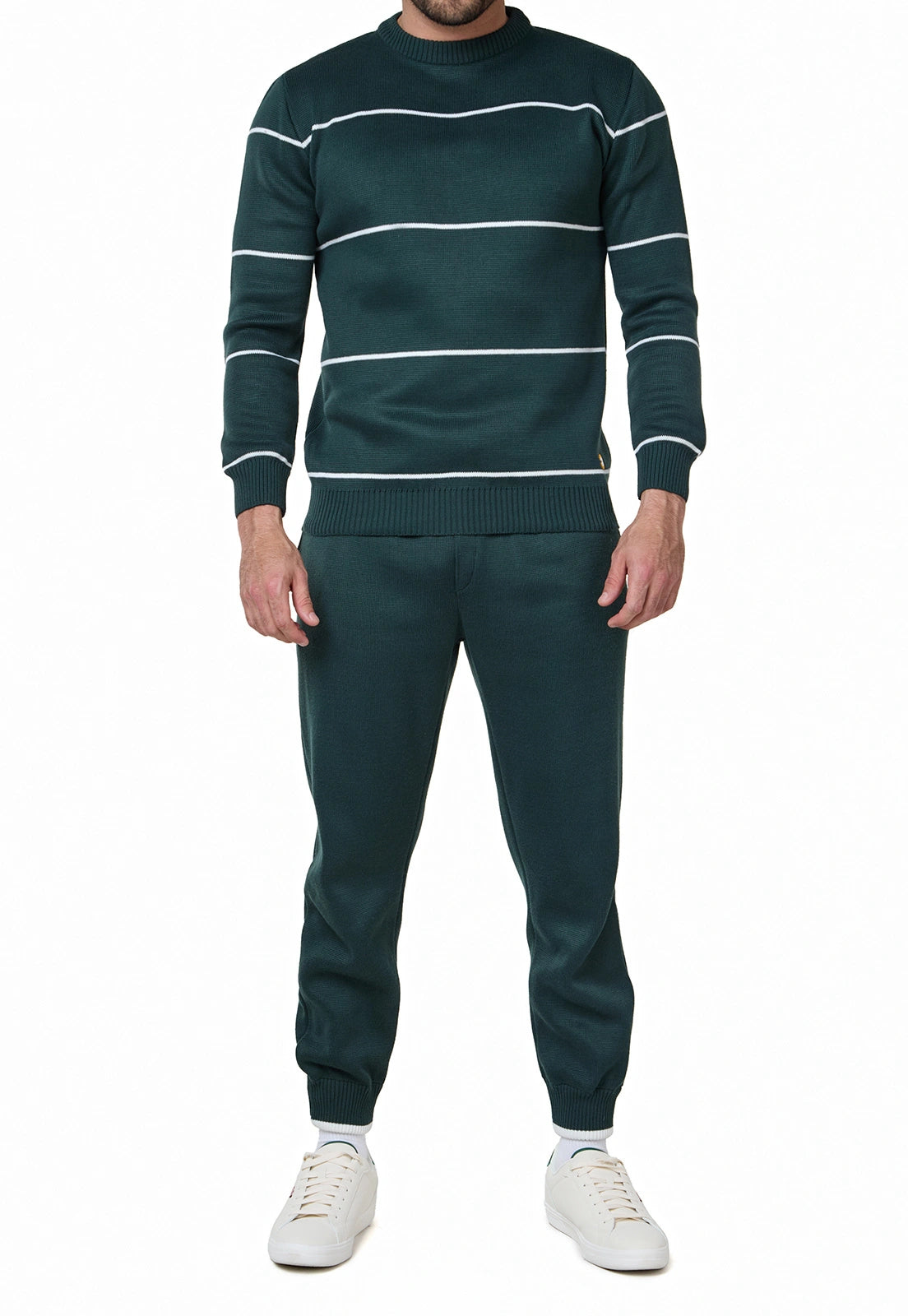 Set Suéter Andrew para hombre en punto grueso acanalado con diseño de líneas horizontales delgadas, cuello redondo y ribetes en puños y bajo. y Pantalón tipo jogger para hombre, tejido en hilo, con bolsillos laterales y cintura elástica ajustable.

