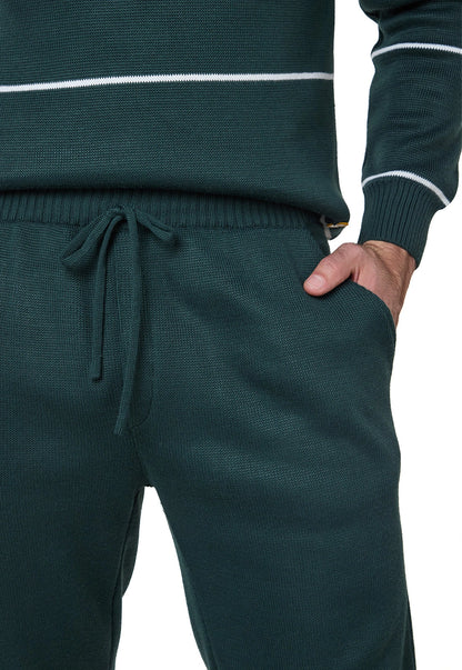 Set Suéter Andrew para hombre en punto grueso acanalado con diseño de líneas horizontales delgadas, cuello redondo y ribetes en puños y bajo. y Pantalón tipo jogger para hombre, tejido en hilo, con bolsillos laterales y cintura elástica ajustable.
