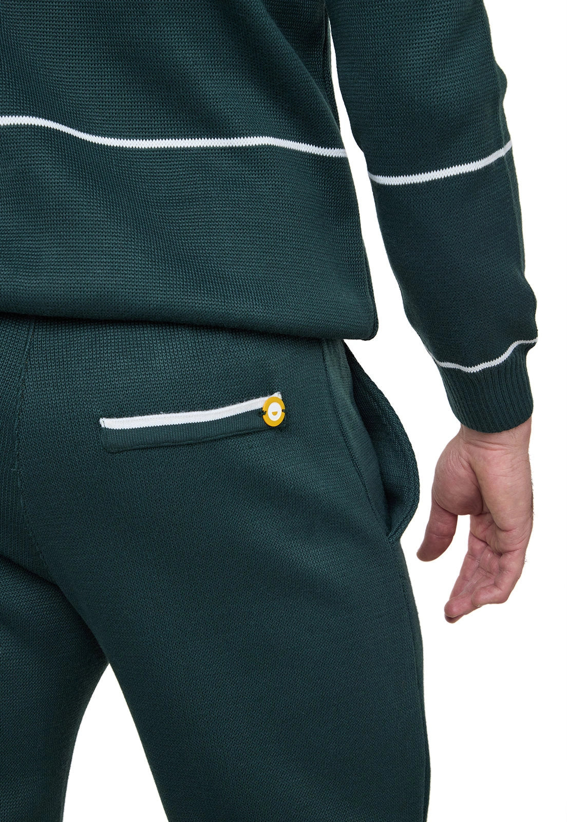 Set Suéter Andrew para hombre en punto grueso acanalado con diseño de líneas horizontales delgadas, cuello redondo y ribetes en puños y bajo. y Pantalón tipo jogger para hombre, tejido en hilo, con bolsillos laterales y cintura elástica ajustable.
