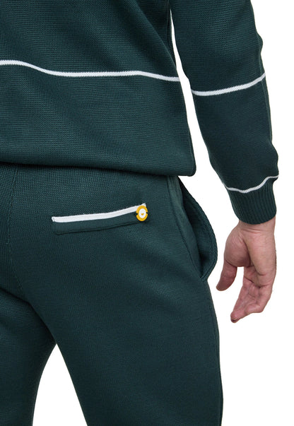 Set Suéter Andrew para hombre en punto grueso acanalado con diseño de líneas horizontales delgadas, cuello redondo y ribetes en puños y bajo. y Pantalón tipo jogger para hombre, tejido en hilo, con bolsillos laterales y cintura elástica ajustable.
