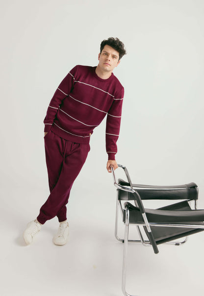 Set Suéter Andrew para hombre en punto grueso acanalado con diseño de líneas horizontales delgadas, cuello redondo y ribetes en puños y bajo. y Pantalón tipo jogger para hombre, tejido en hilo, con bolsillos laterales y cintura elástica ajustable.
