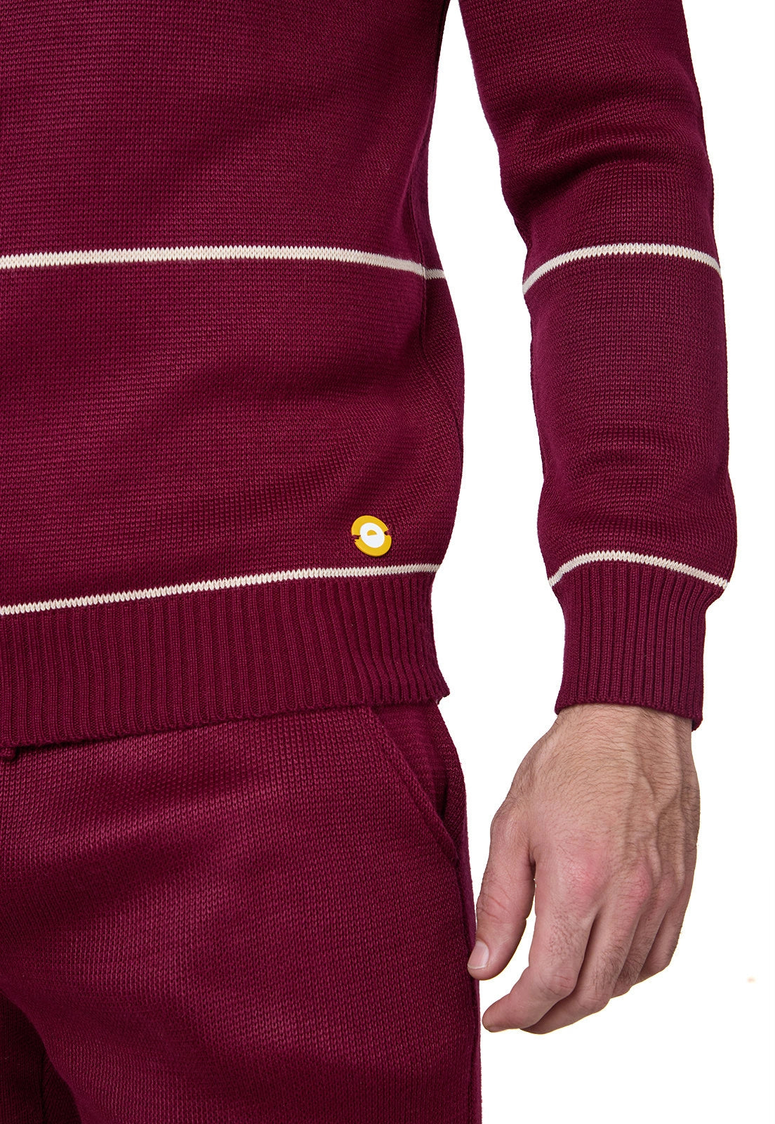 Set Suéter Andrew para hombre en punto grueso acanalado con diseño de líneas horizontales delgadas, cuello redondo y ribetes en puños y bajo. y Pantalón tipo jogger para hombre, tejido en hilo, con bolsillos laterales y cintura elástica ajustable.
