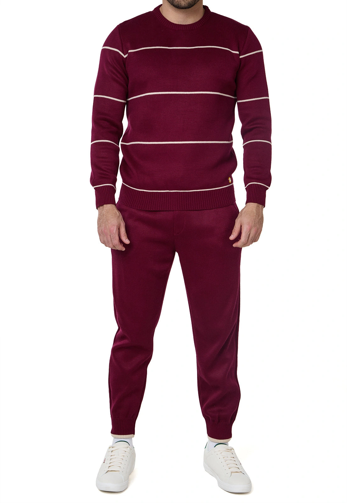 Set Suéter Andrew para hombre en punto grueso acanalado con diseño de líneas horizontales delgadas, cuello redondo y ribetes en puños y bajo. y Pantalón tipo jogger para hombre, tejido en hilo, con bolsillos laterales y cintura elástica ajustable.
