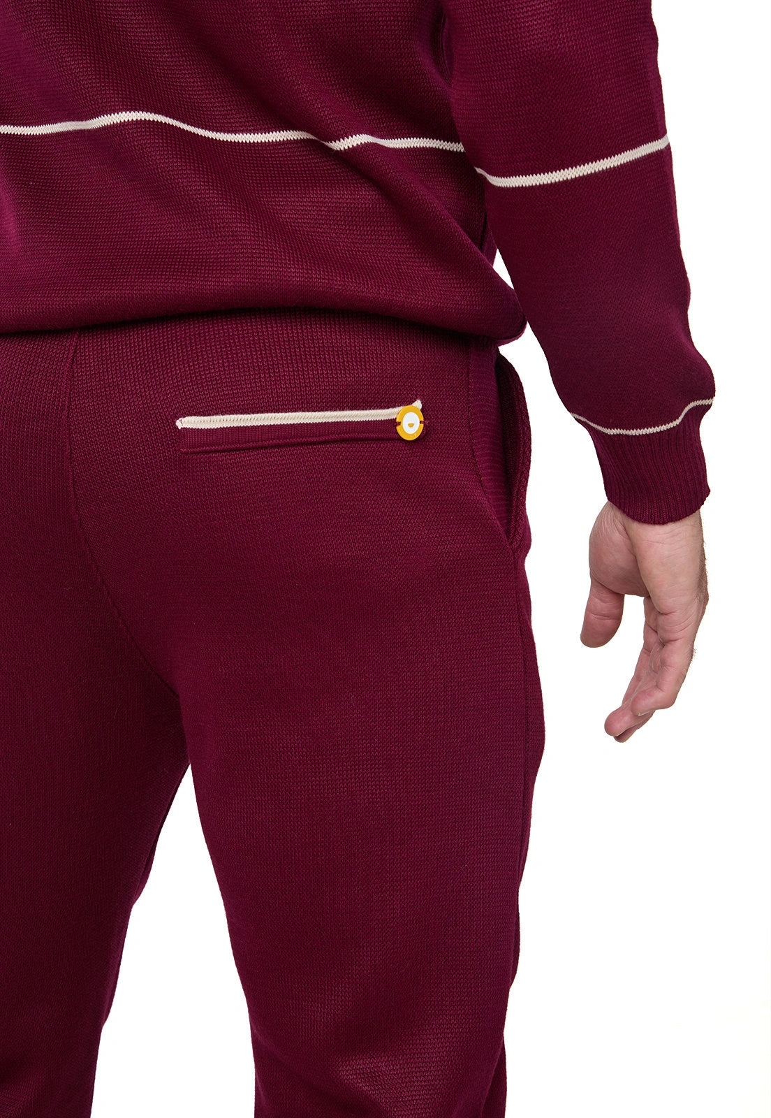 Set Suéter Andrew para hombre en punto grueso acanalado con diseño de líneas horizontales delgadas, cuello redondo y ribetes en puños y bajo. y Pantalón tipo jogger para hombre, tejido en hilo, con bolsillos laterales y cintura elástica ajustable.
