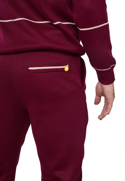 Set Suéter Andrew para hombre en punto grueso acanalado con diseño de líneas horizontales delgadas, cuello redondo y ribetes en puños y bajo. y Pantalón tipo jogger para hombre, tejido en hilo, con bolsillos laterales y cintura elástica ajustable.
