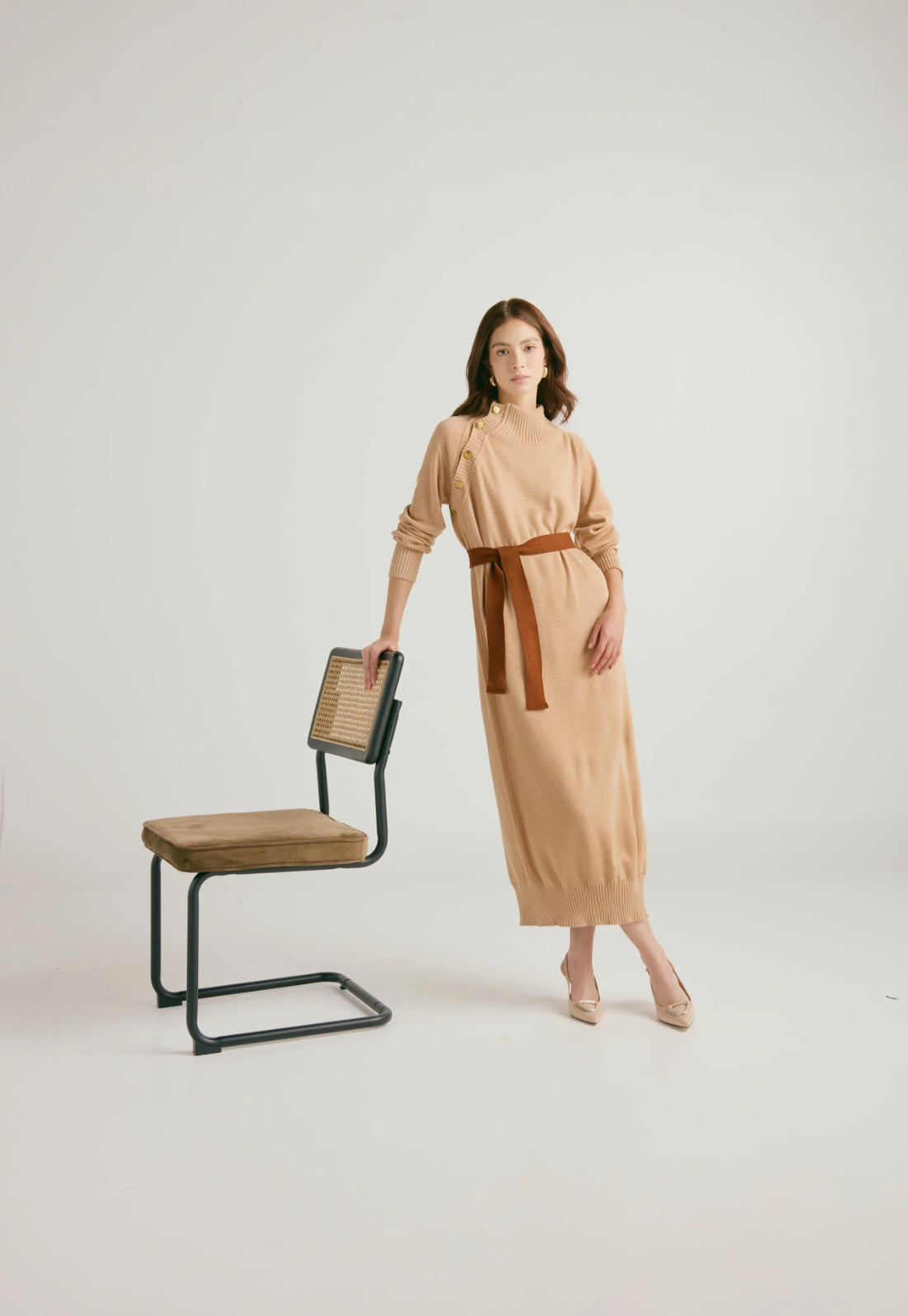 Vestido Danielle largo para mujer con cuello alto, botones dorados, cinturón ajustable y abertura en la falda, en tejido de punto cerrado.
