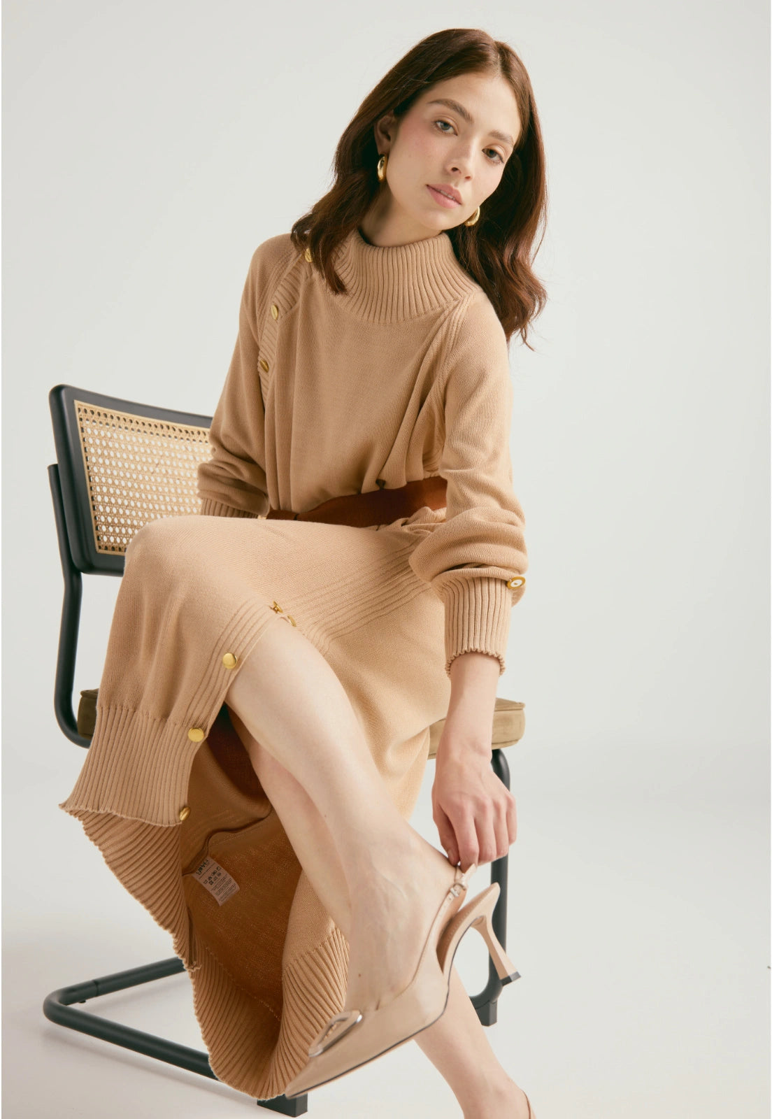 Vestido Danielle largo para mujer con cuello alto, botones dorados, cinturón ajustable y abertura en la falda, en tejido de punto cerrado.

