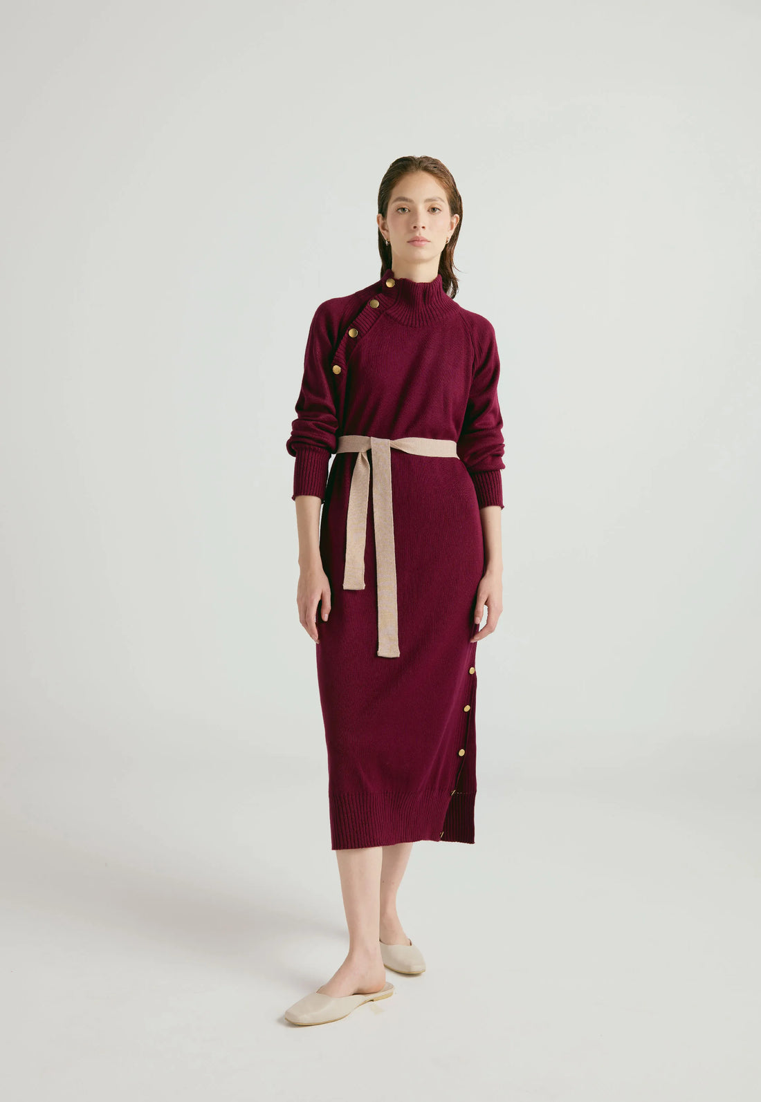 Vestido Danielle largo para mujer con cuello alto, botones dorados, cinturón ajustable y abertura en la falda, en tejido de punto cerrado.