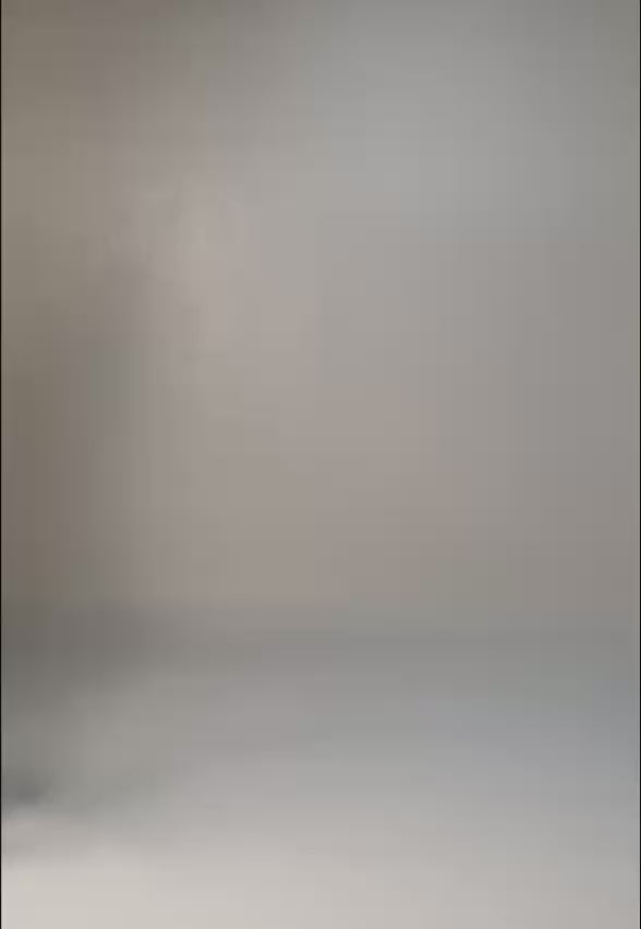 Suéter Andrew para hombre en punto grueso acanalado con diseño de líneas horizontales delgadas, cuello redondo y ribetes en puños y bajo.
