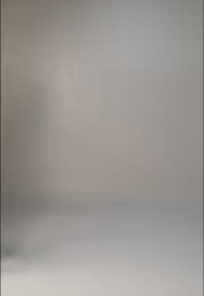Suéter Andrew para hombre en punto grueso acanalado con diseño de líneas horizontales delgadas, cuello redondo y ribetes en puños y bajo.
