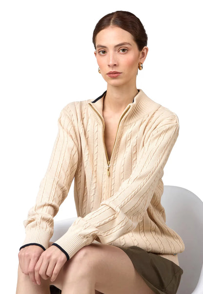 Chaqueta trenzada para mujer, cuello alto y detalles lineales.