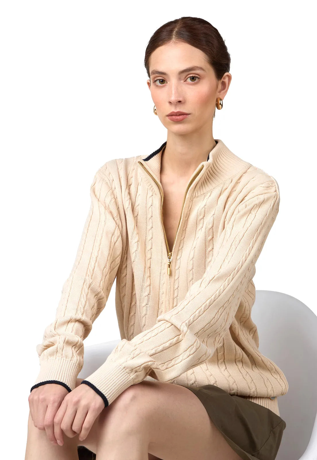 Chaqueta trenzada para mujer, cuello alto y detalles lineales.