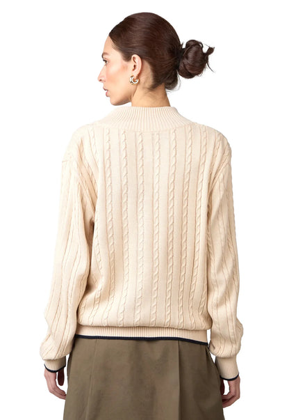 Chaqueta trenzada para mujer, cuello alto y detalles lineales.