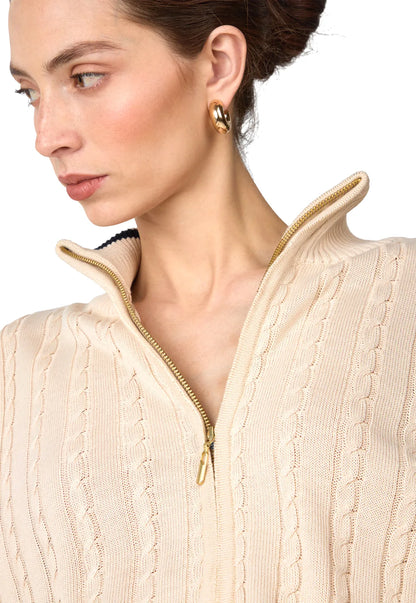 Chaqueta trenzada para mujer, cuello alto y detalles lineales.