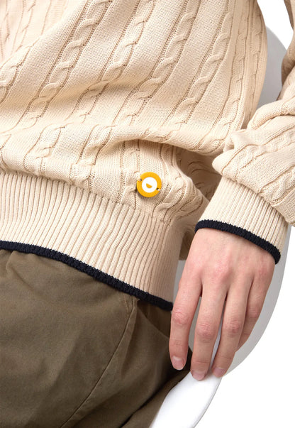Chaqueta trenzada para mujer, cuello alto y detalles lineales.
