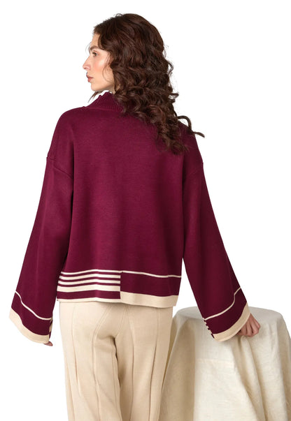 Buzo Amanda de cuello alto para mujer, con corte holgado y tejido Jacquard, detalle lineal en puños y parte inferior.