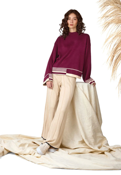 Buzo Amanda de cuello alto para mujer, con corte holgado y tejido Jacquard, detalle lineal en puños y parte inferior.