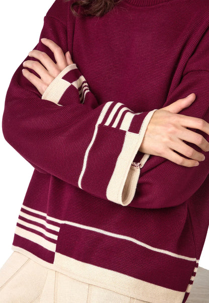 Buzo Amanda de cuello alto para mujer, con corte holgado y tejido Jacquard, detalle lineal en puños y parte inferior.